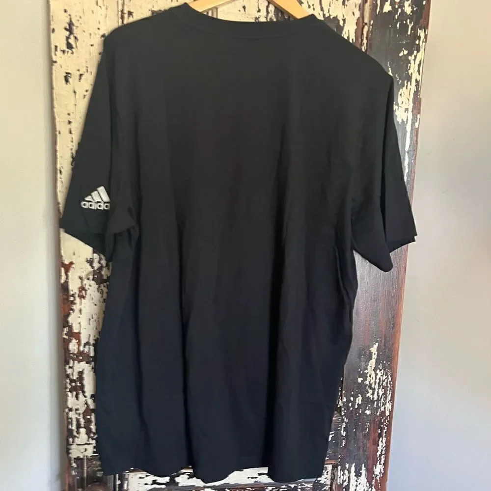 Men’s NWT Adidas FIFA World Cup 2022 Official Emblem T-shirt. Size XL.